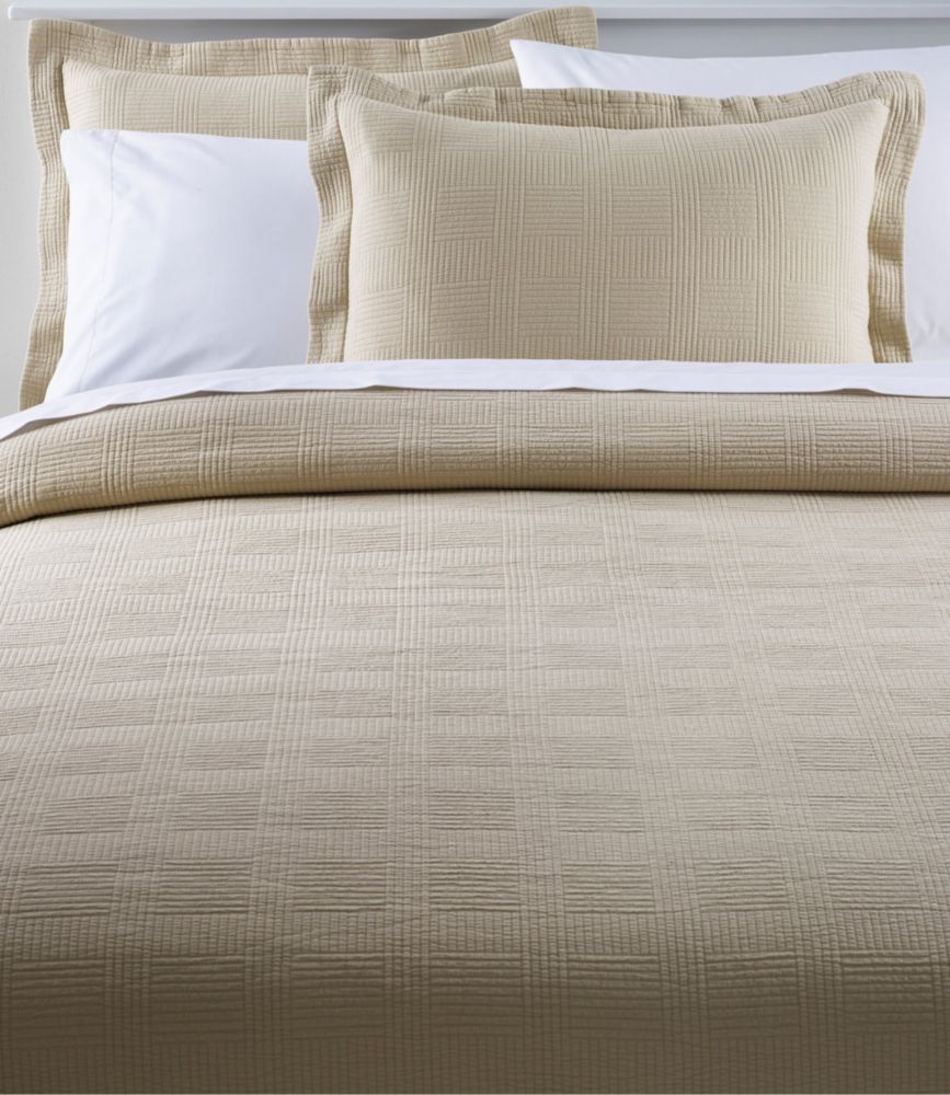 Daily Lifestyle Vintage Matelassé Coverlet for Bedroom Entryway and Everyday Home Comfort