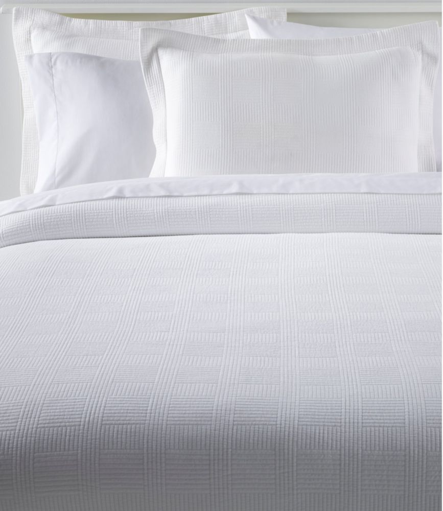 Daily Lifestyle Vintage Matelassé Coverlet for Bedroom Entryway and Everyday Home Comfort